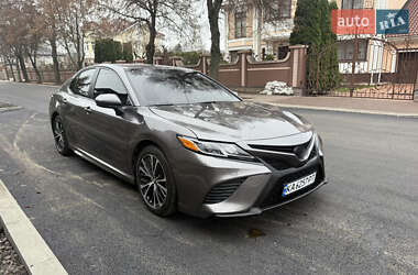 Седан Toyota Camry 2018 в Киеве