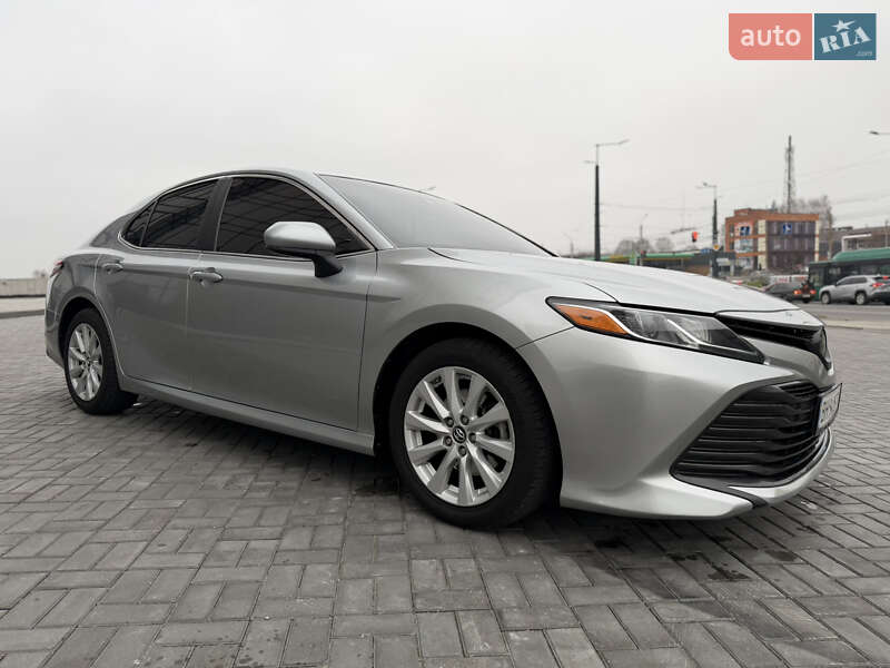 Седан Toyota Camry 2018 в Днепре