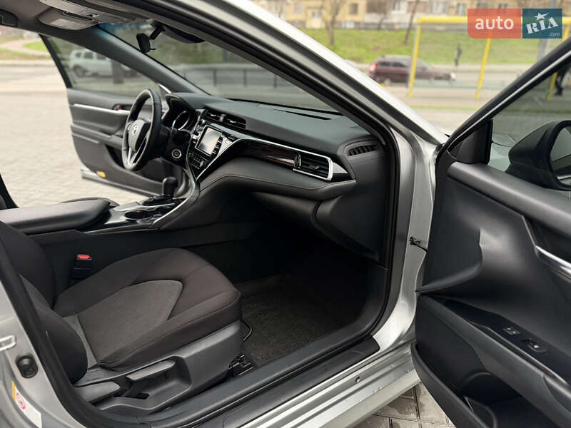 Седан Toyota Camry 2018 в Днепре