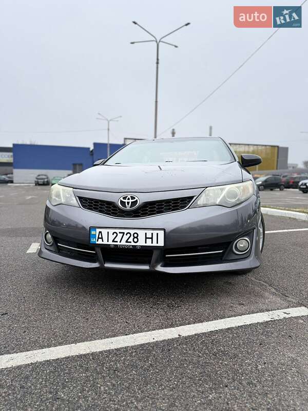 Седан Toyota Camry 2013 в Киеве