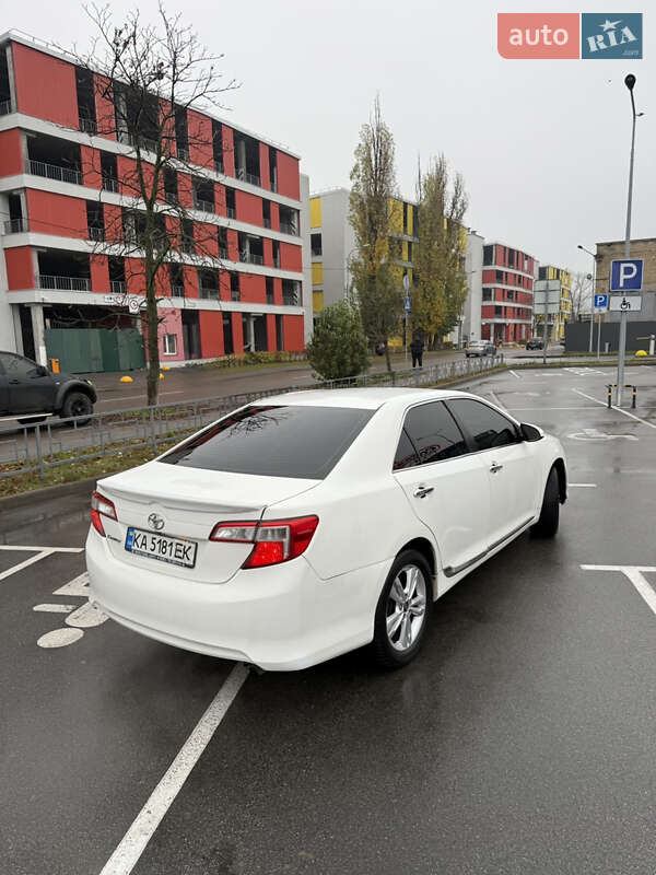 Седан Toyota Camry 2014 в Киеве
