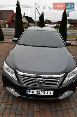Седан Toyota Camry 2012 в Сарнах