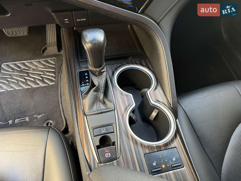 Седан Toyota Camry 2018 в Киеве фото 36 Седан Toyota Camry 2018 в Киеве