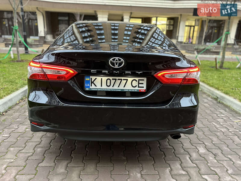 Седан Toyota Camry 2018 в Софиевской Борщаговке