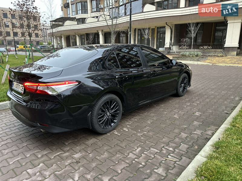 Седан Toyota Camry 2018 в Софиевской Борщаговке