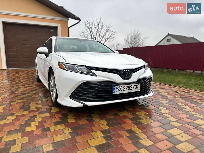 Седан Toyota Camry 2018 в Хмельницькому