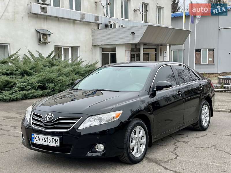 Седан Toyota Camry 2010 в Киеве