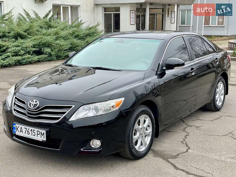 Седан Toyota Camry 2010 в Киеве