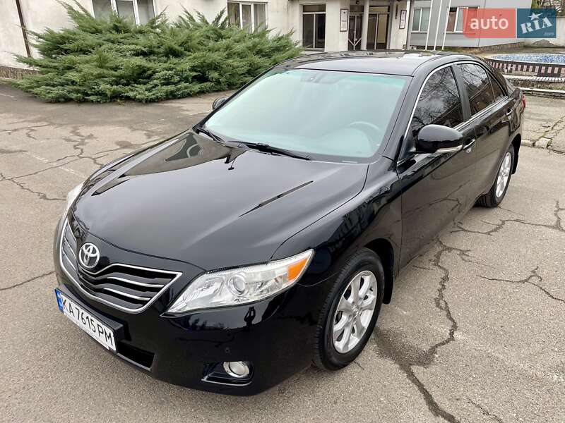 Седан Toyota Camry 2010 в Киеве