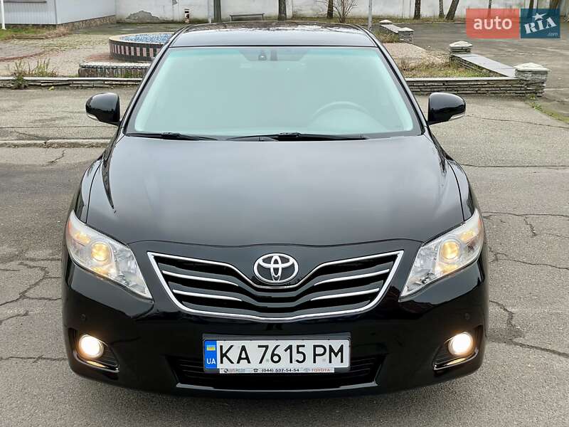 Седан Toyota Camry 2010 в Киеве