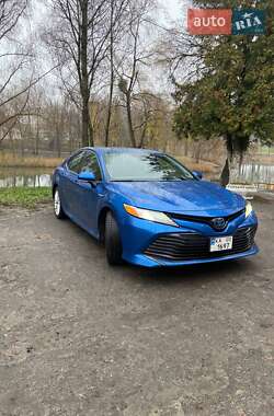 Седан Toyota Camry 2019 в Киеве