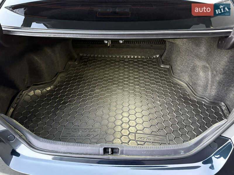 Седан Toyota Camry 2016 в Броварах