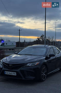 Седан Toyota Camry 2018 в Киеве