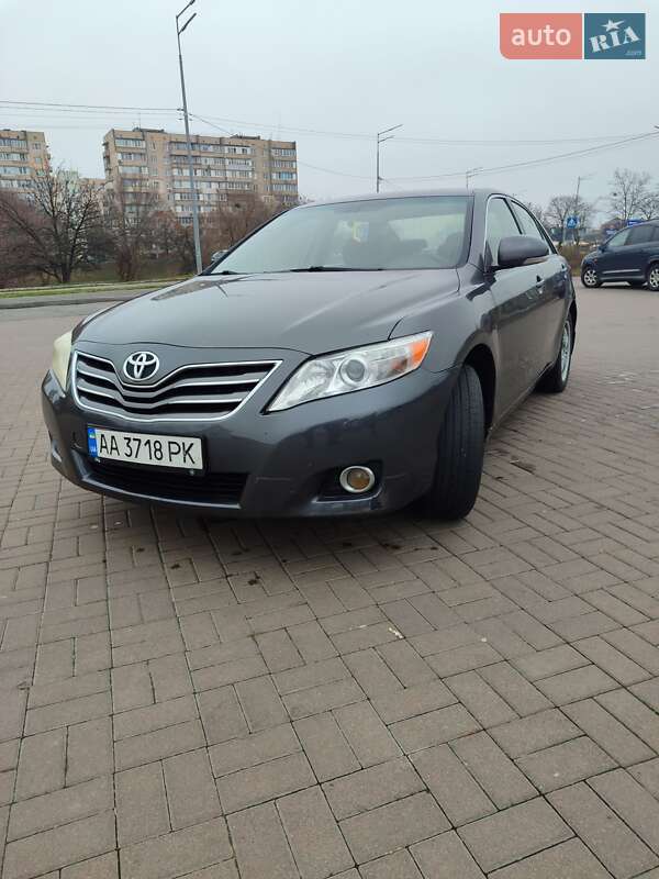 Седан Toyota Camry 2011 в Києві