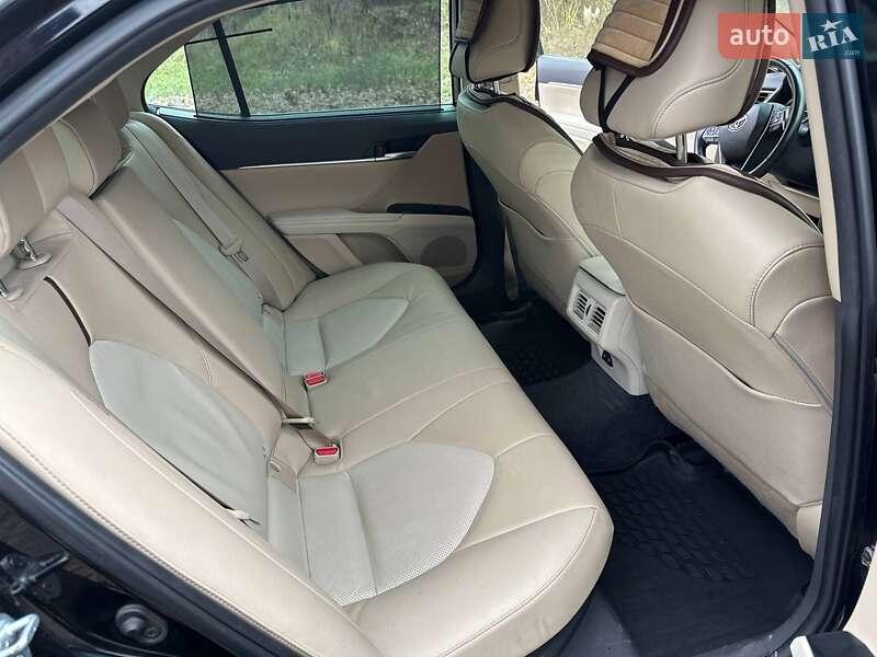 Седан Toyota Camry 2019 в Киеве