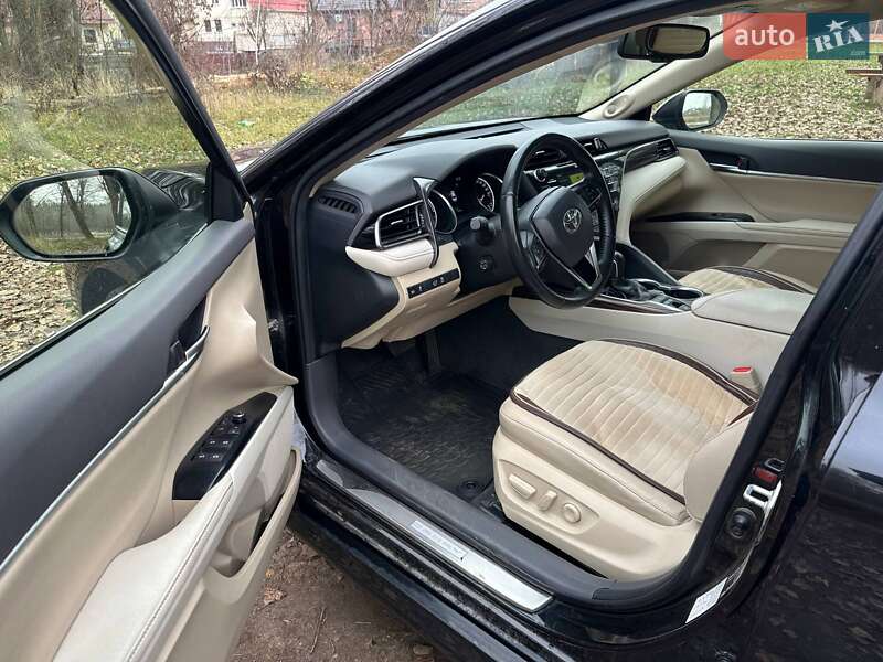 Седан Toyota Camry 2019 в Киеве