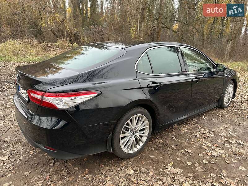 Седан Toyota Camry 2019 в Киеве
