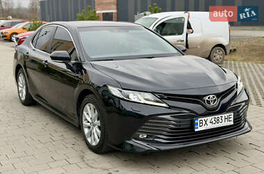 Седан Toyota Camry 2020 в Хмельницком