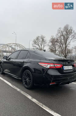 Седан Toyota Camry 2019 в Киеве