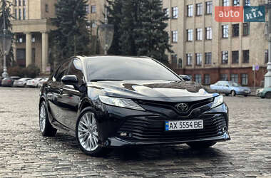 Седан Toyota Camry 2019 в Киеве