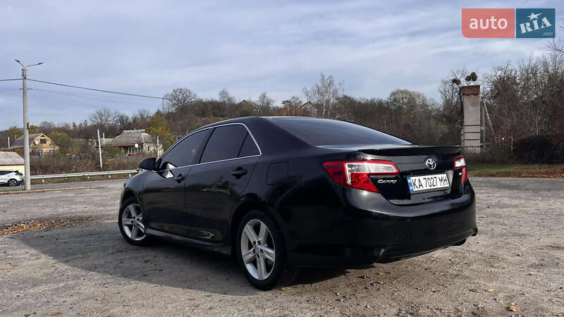 Седан Toyota Camry 2014 в Києві