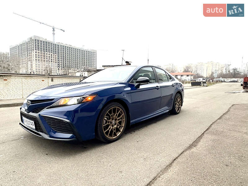 Седан Toyota Camry 2023 в Киеве