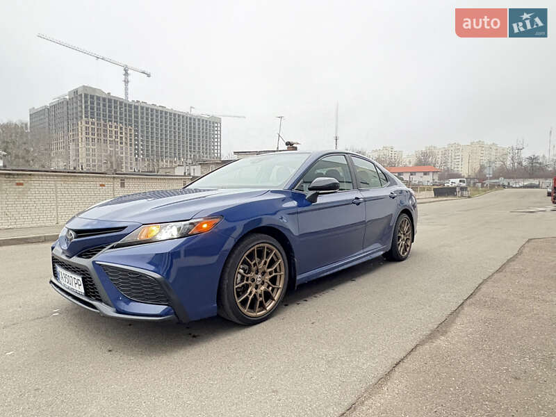 Седан Toyota Camry 2023 в Киеве
