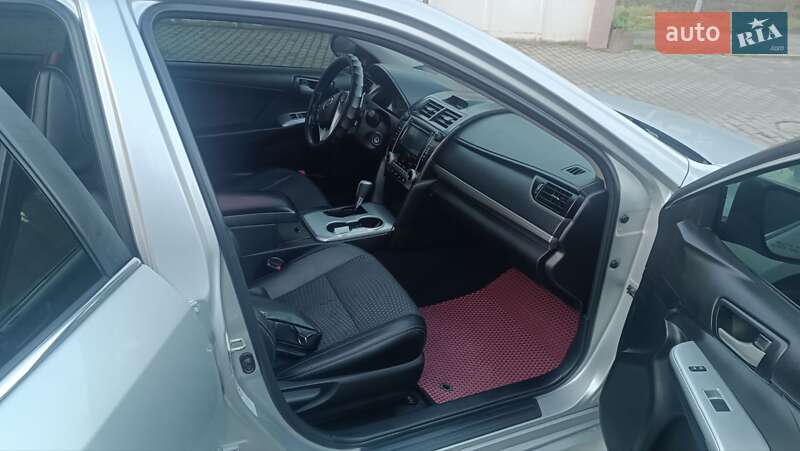 Седан Toyota Camry 2014 в Чернівцях