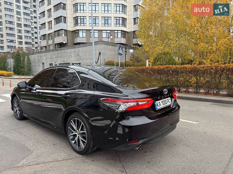 Седан Toyota Camry 2023 в Києві