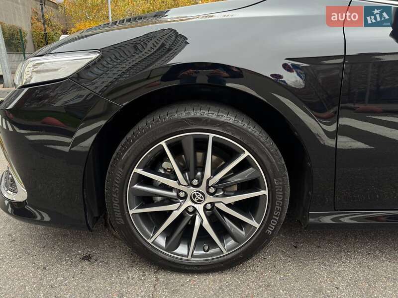 Седан Toyota Camry 2023 в Києві