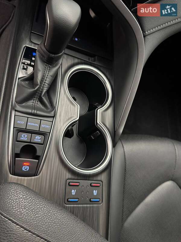 Седан Toyota Camry 2023 в Києві