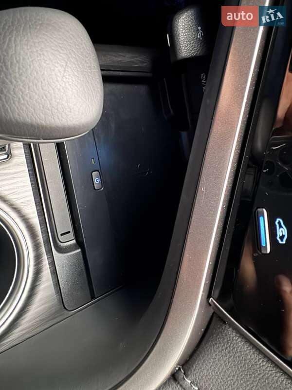 Седан Toyota Camry 2023 в Києві