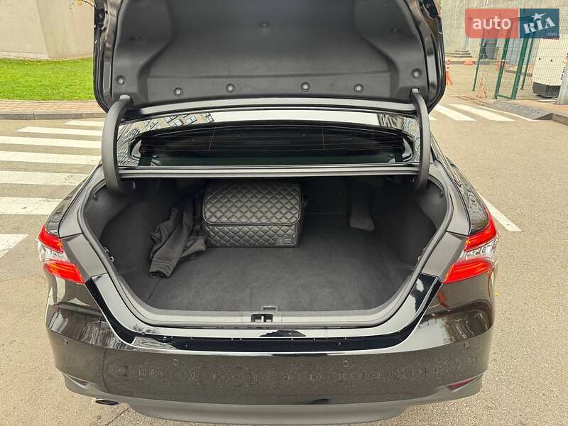 Седан Toyota Camry 2023 в Києві