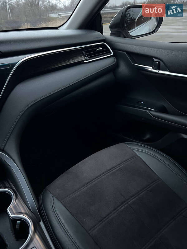 Седан Toyota Camry 2018 в Павлограде