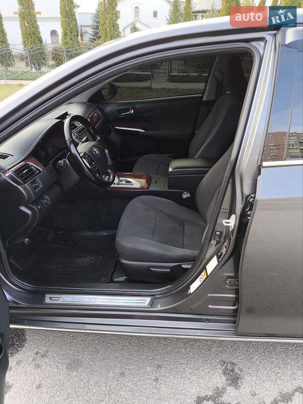 Седан Toyota Camry 2014 в Харкові