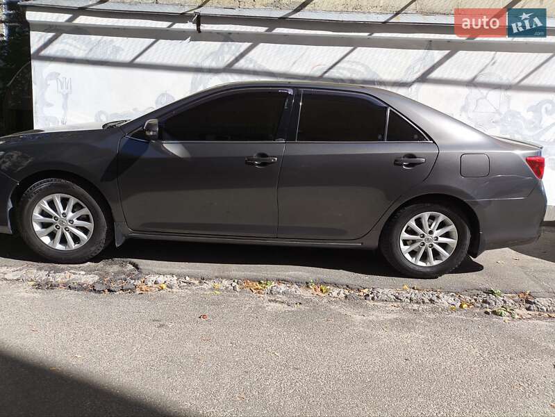 Седан Toyota Camry 2014 в Харкові