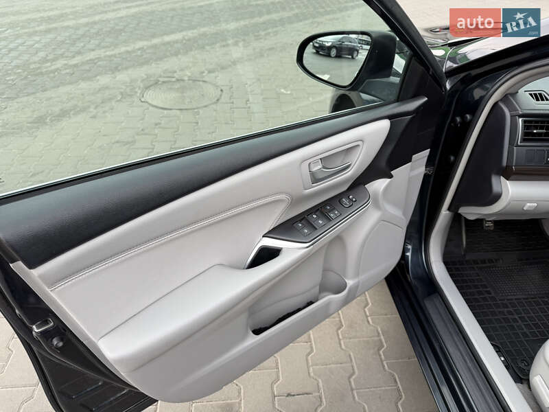 Седан Toyota Camry 2016 в Києві