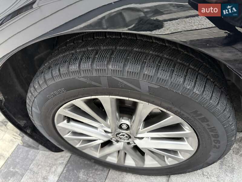 Седан Toyota Camry 2017 в Ивано-Франковске