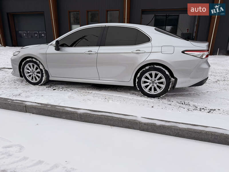 Седан Toyota Camry 2019 в Чернігові