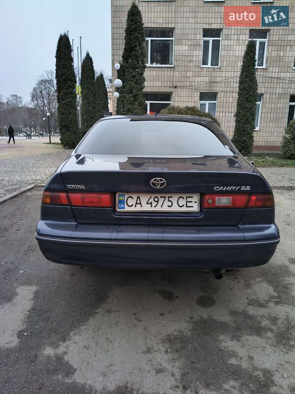 Седан Toyota Camry 1998 в Києві
