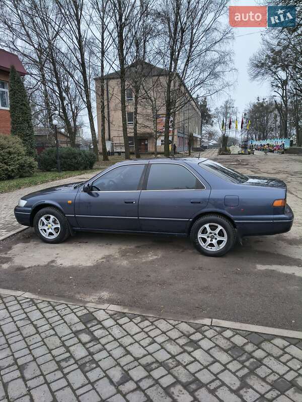 Седан Toyota Camry 1998 в Києві