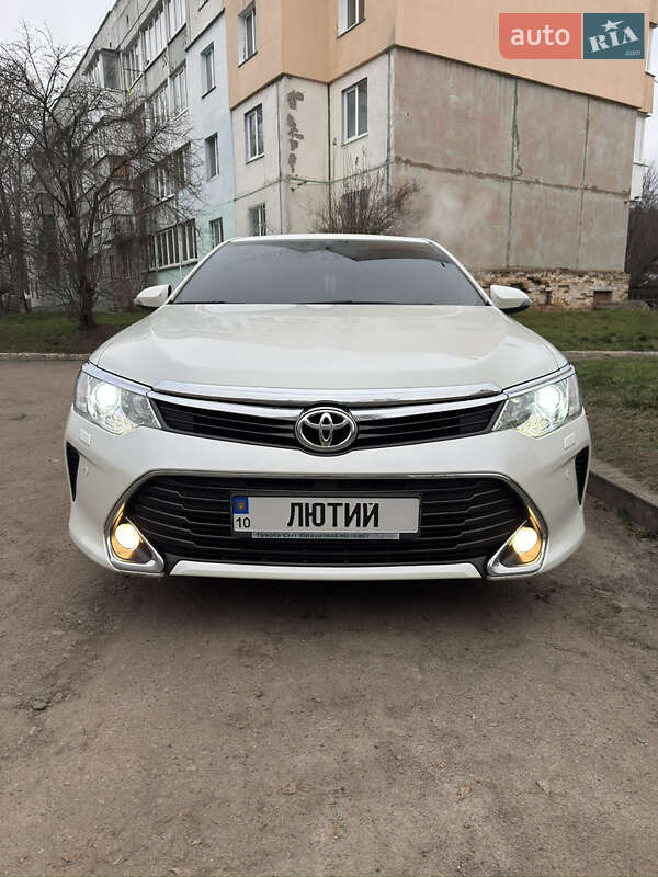 Седан Toyota Camry 2016 в Киеве