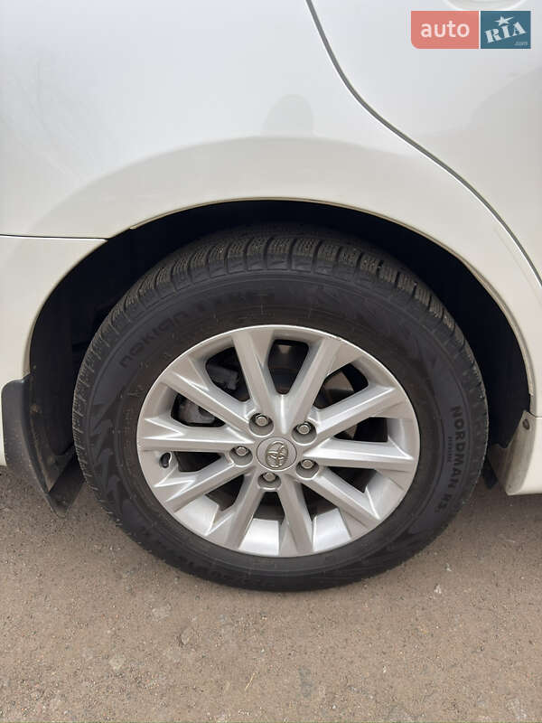 Седан Toyota Camry 2016 в Киеве