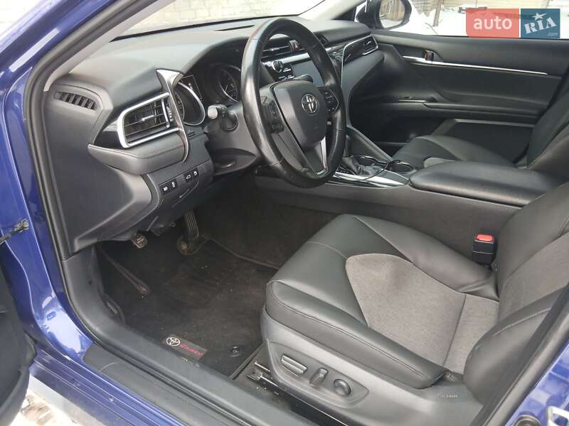 Седан Toyota Camry 2018 в Дніпрі