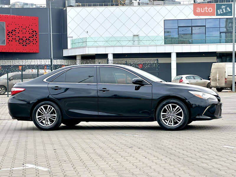 Седан Toyota Camry 2016 в Киеве