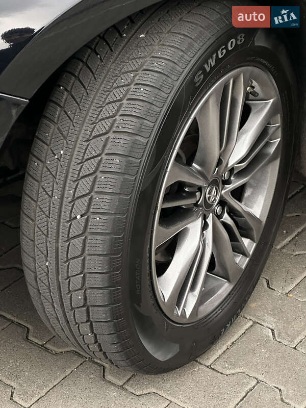 Седан Toyota Camry 2016 в Киеве