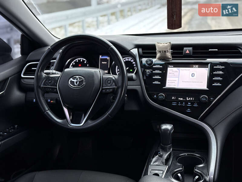 Седан Toyota Camry 2018 в Чернігові