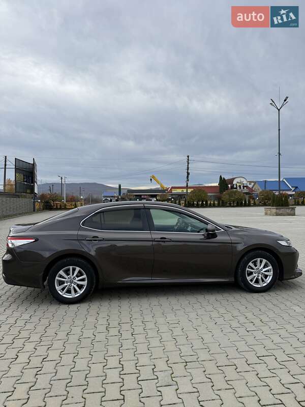 Седан Toyota Camry 2018 в Чернівцях