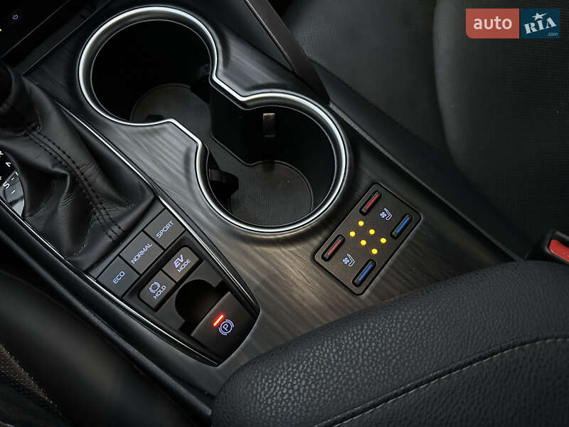 Седан Toyota Camry 2023 в Києві