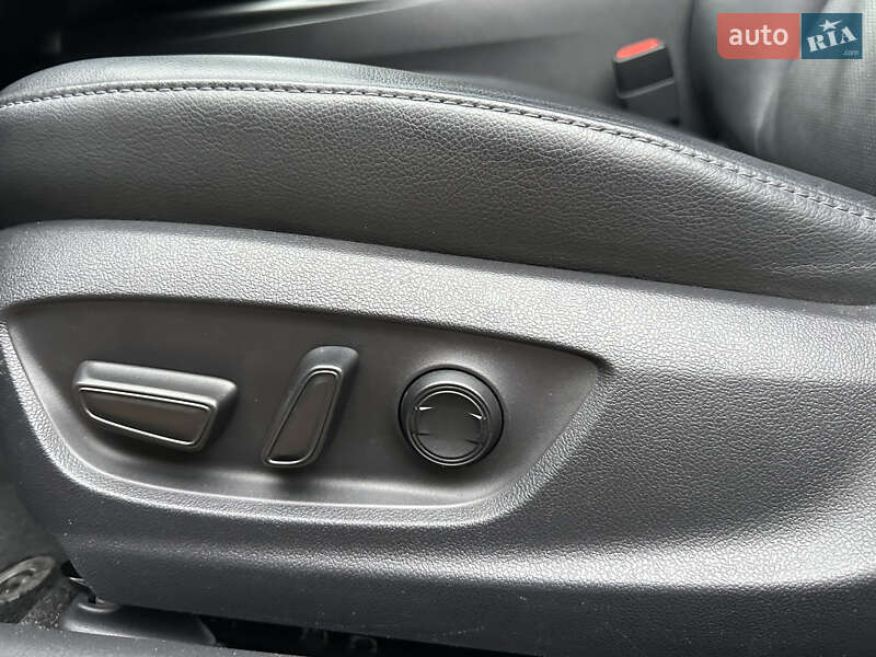 Седан Toyota Camry 2023 в Києві